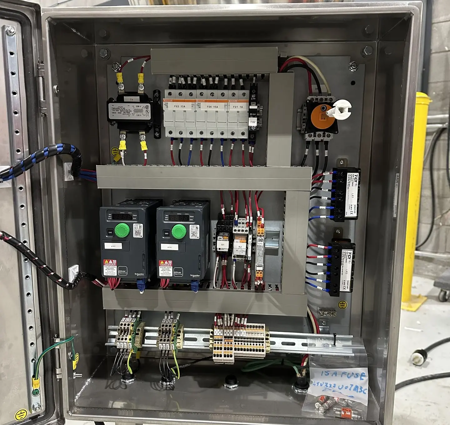 PANNEAUX DE CONTRÔLE ET DE PUISSANCE